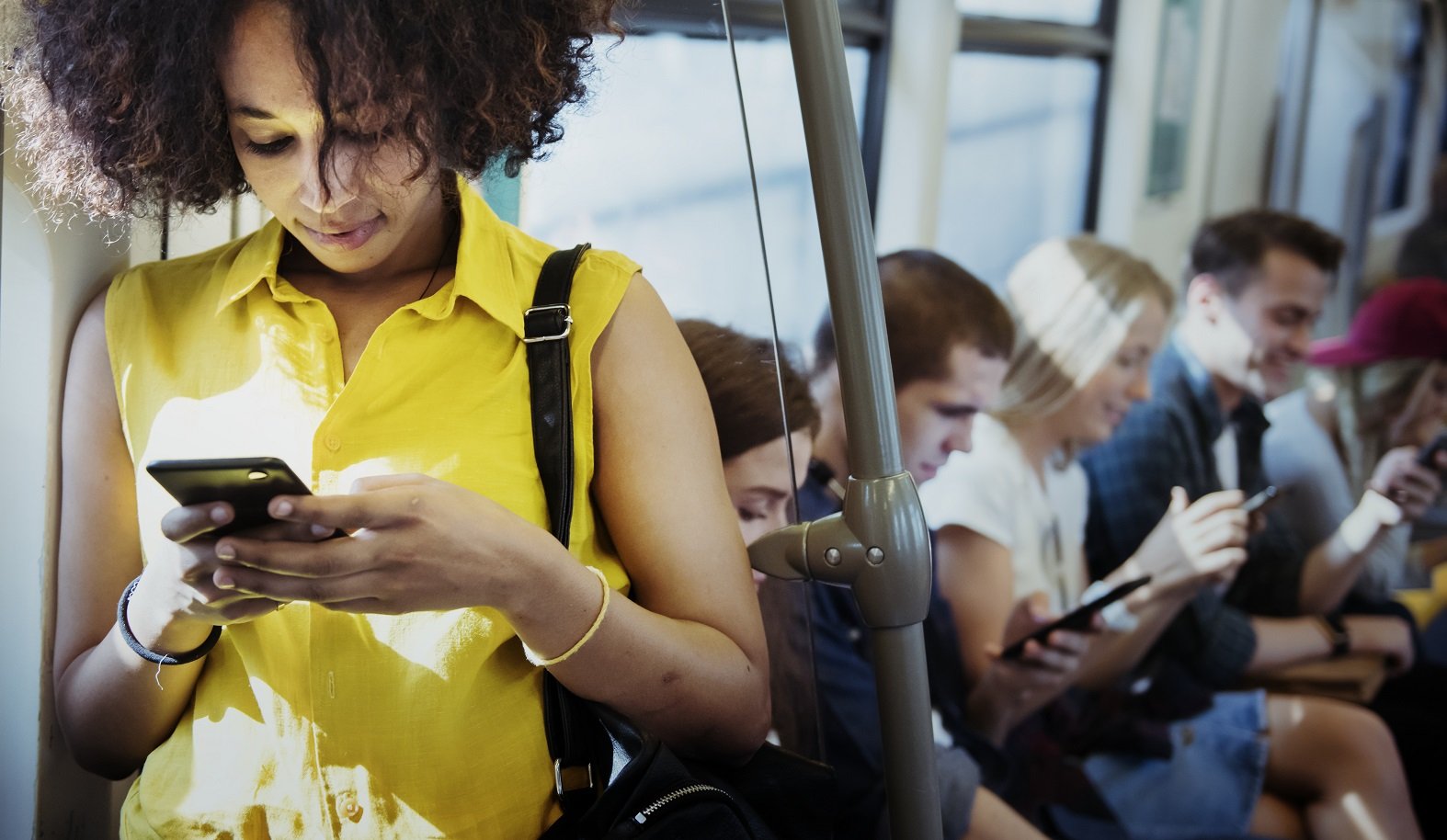 Frau verwendet Smartphone in der Bahn 