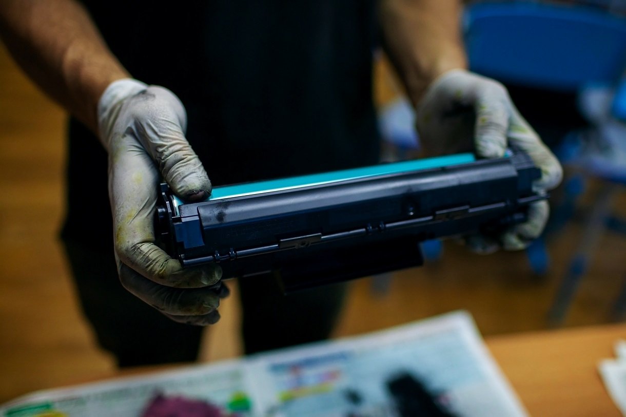 Blaue Kartusche eines Laserdruckers wird nach Test ausgetauscht